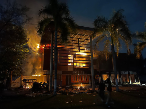 Kantor Mapolda DIY saat terjadi demonstrasi ricuh pada Jumat (29/8) malam. Foto: Pandangan Jogja/Iqbaltwq