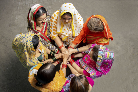 Ilustrasi Perempuan India memakai Sari. Foto: Shutterstock