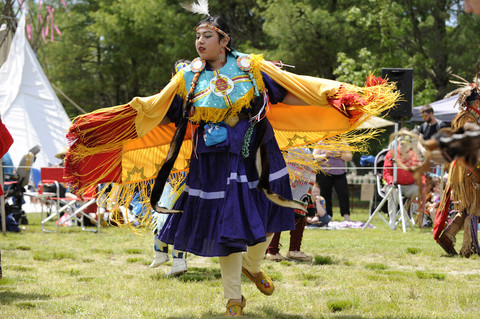Suku Bangsa Apache Gunung Putih, menari selama acara 29th Annual Spring Planting Moon Pow Wow yang diselenggarakan oleh Massachusetts Center for Native American Awareness di Marshfield Fair Grounds, Marshfield. Foto: Joseph Prezioso/AFP