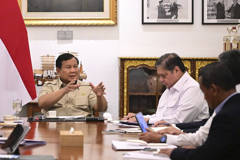 Presiden Prabowo Subianto mengadakan pertemuan dengan Wakil Ketua DPR RI Prof. Sufmi Dasco Ahmad beserta sejumlah Menteri Kabinet Merah Putih di Istana Merdeka, Jakarta, pada Senin (15/9/2025). Foto: Instagram/ @sekretariat.kabinet