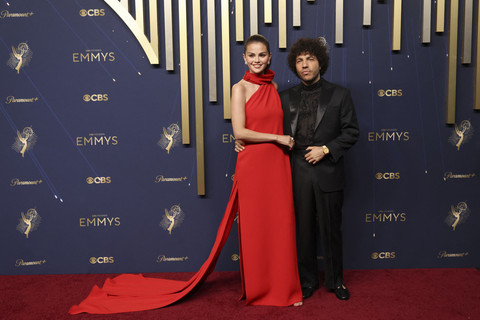 Selena Gomez dan Benny Blanco berpose saat karpet merah pada ajang 77th Primetime Emmy Awards di Los Angeles, California, Amerika Serikat, Minggu (14/9/2025). Foto: David Swanson/Reuters