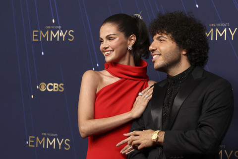 Selena Gomez dan Benny Blanco berpose saat karpet merah pada ajang 77th Primetime Emmy Awards di Los Angeles, California, Amerika Serikat, Minggu (14/9/2025). Foto: David Swanson/Reuters