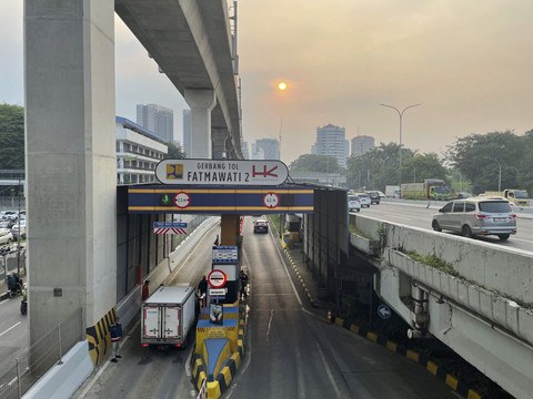 Situasi lalu lintas di Gerbang Tol Fatmawati 2, Jakarta Selatan, Senin (15/9/2025). Foto: Fadhil Pramudya/kumparan