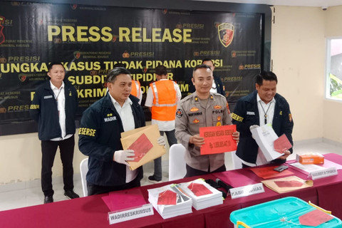 Ditreskrimsus Polda Sumsel saat menggelar press rilis kasus dugaan korupsi pembangunan prasarana perkeretaapian di Stasiun Lahat dan Lubuklinggau.