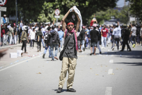 Mahasiswa dari beberapa universitas melakukan protes terhadap rencana pembelian 65 mobil SUV oleh parlemen untuk para anggota parlemen di jalan antara gedung parlemen di Dili, Senin (15/9/2025). Foto: Valentino Dariell De Sousa/AFP