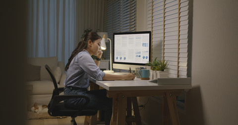 Ilustrasi Perempuan yang sedang mengalami quarter life crisis. Foto: Shutterstock