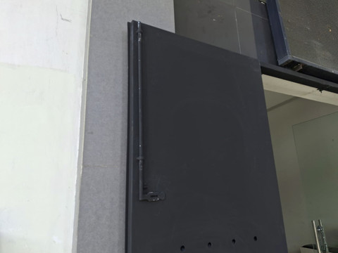 Pintu masuk kantor Bupati Pandeglang diganti jadi pintu besi. Foto: Dok. Ist