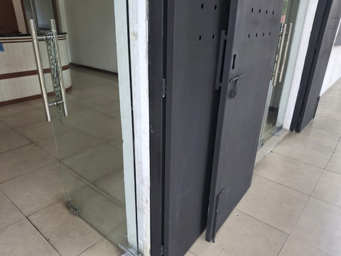 Pintu masuk kantor Bupati Pandeglang diganti jadi pintu besi. Foto: Dok. Ist