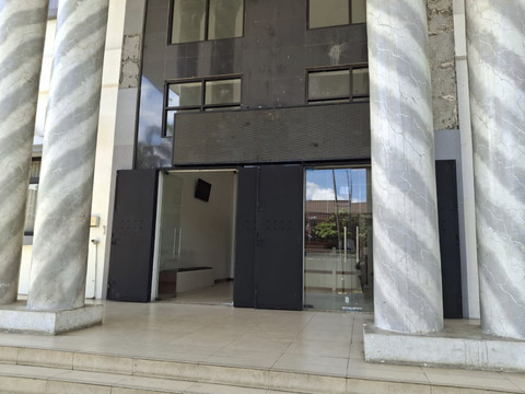 Pintu masuk kantor Bupati Pandeglang diganti jadi pintu besi. Foto: Dok. Ist
