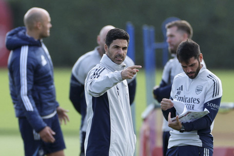Pelatih Arsenal Mikel Arteta menyampaikan intruksi saat sesi latihan menjelang laga perdana Liga Champions Phase League musim 2025/2026 di Arsenal Training Centre, London, Inggris, Senin (15/9/2025). Foto: John Sibley/Reuters