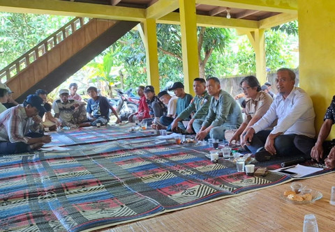 Kepala Dinas Kehutanan Provinsi Lampung, Y. Ruchyansyah bersama UPTD KPHK Tahura, Gapoktan SHK Lestari Desa Cilimus serat sejumlah stakeholder dalam kegiatan sosialisasi kopi ramah burung | Foto : Dok. Ist