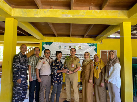 Kepala Dinas Kehutanan Provinsi Lampung, Y. Ruchyansyah bersama UPTD KPHK Tahura, Gapoktan SHK Lestari Desa Cilimus serat sejumlah stakeholder dalam kegiatan sosialisasi kopi ramah burung | Foto : Dok. Ist