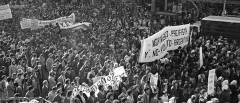 Aksi protes besar-besaran menentang junta militer (Sumber: Getty Images).