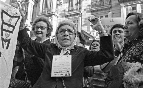 Keluarga dari korban penghilangan paksa pada Guerra Sucia mengadakan aksi protes besar-besaran atas nasib keluarganya yang hilang atau dibunuh (Sumber: Getty Images).