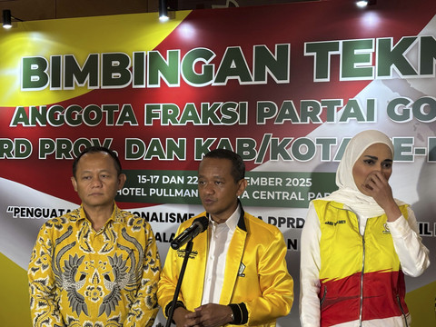 Ketua Umum Golkar, Bahlil Lahadalia (tengah) di Hotel Pullman Central Park, Jakarta, Senin (15/9/2025). Foto: Abid Raihan/kumparan