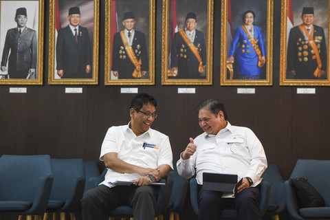 Menko Perekonomian Airlangga Hartarto (kanan) berbincang dengan Menkeu Purbaya Yudhi Sadewa saat akan memberikan keterangan terkait program paket ekonomi usai rakor dengan Presiden Prabowo Subianto di Kantor Kepresidenan, Jakarta, Senin (15/9/2025). Foto: Muhammad Adimaja/ANTARA FOTO