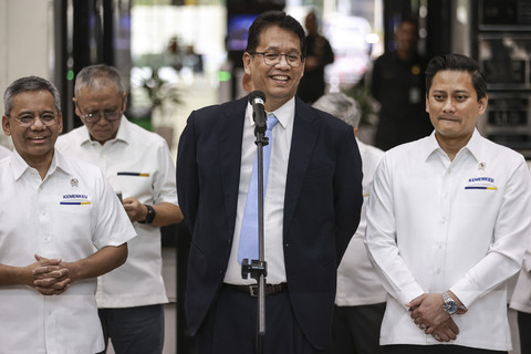 Menteri Keuangan Purbaya Yudhi Sadewa (tengah) didampingi Wakil Menteri Keuangan Suahasil Nazara (kiri) dan Thomas A. M. Djiwandono (kanan) saat menyampaikan keterangan pers di Kantor Kementerian Keuangan, Jakarta, Senin (8/9/2025). Foto: Dhemas Reviyanto/ANTARA FOTO