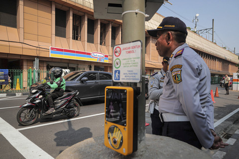 Petugas Dishub berjaga di pelican crossing Stasiun Cikini, Jakarta, Selasa (16/9/2025). Foto: Iqbal Firdaus/kumparan
