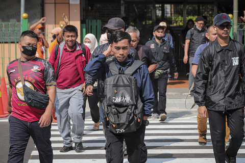 Sejumlah warga menyeberang menggunakan pelican crossing di Stasiun Cikini, Jakarta, Selasa (16/9/2025). Foto: Iqbal Firdaus/kumparan