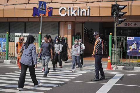 Sejumlah warga menyeberang menggunakan pelican crossing di Stasiun Cikini, Jakarta, Selasa (16/9/2025). Foto: Iqbal Firdaus/kumparan