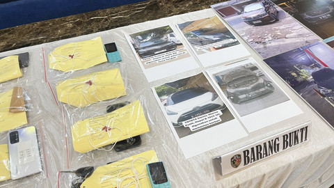 Barang bukti kasus penculikan-pembunuhan pegawai bank saat konferensi pers di Polda Metro Jaya, Jakarta Selatan, Selasa (16/9/2025). Foto: Nasywa Athifah/kumparan