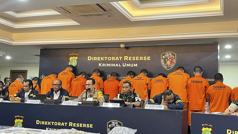 Tersangka kasus penculikan-pembunuhan pegawai bank saat konferensi pers di Polda Metro Jaya, Jakarta Selatan, Selasa (16/9/2025). Foto: Nasywa Athifah/kumparan