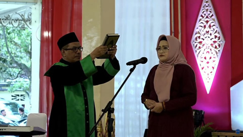 Sekda DIY, Ni Made Dwipanti Indrayanti, saat disumpah jabatan oleh Sultan HB X pada Selasa (16/9). Foto: Dok. Pemda DIY