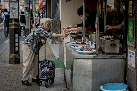 Ilustrasi lansia Jepang berusia lebih dari 100 tahun atau centenarians. Foto: Yuichi Yamazaki/AFP 