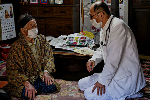Ilustrasi lansia Jepang berusia lebih dari 100 tahun atau centenarians. Foto: Kazuhiro NOGI / AFP