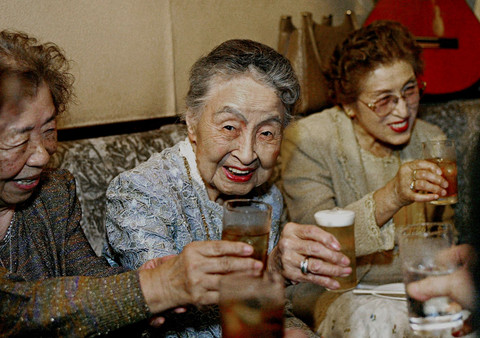 Ilustrasi lansia Jepang berusia lebih dari 100 tahun atau centenarians. Foto: Yoshikazu Tsuno/Pool via Reuters