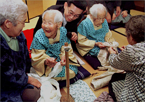 Ilustrasi lansia Jepang berusia lebih dari 100 tahun atau centenarians. Foto: JIJI PRESS / AFP