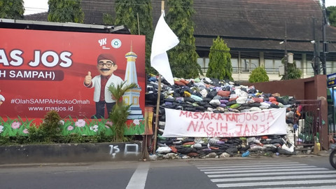 Sampah tampak menumpuk di depo sampah Brigjen Katamso, Kota Yogyakarta, Selasa (16/9/2025). Foto: Arfiansyah Panji Purnandaru/kumparan