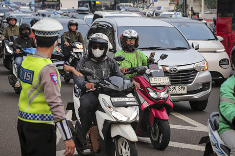Petugas kepolisian mengatur lalu lintas saat pelaksanaan rekayasa lalu lintas di Gerbang Tol (GT) Fatmawati 2 kawasan Jalan TB Simatupang, Jakarta, Selasa (16/9/2025). Foto: Iqbal Firdaus/kumparan