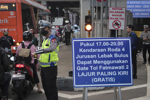 Petugas kepolisian mengatur lalu lintas saat pelaksanaan rekayasa lalu lintas di Gerbang Tol (GT) Fatmawati 2 kawasan Jalan TB Simatupang, Jakarta, Selasa (16/9/2025). Foto: Iqbal Firdaus/kumparan