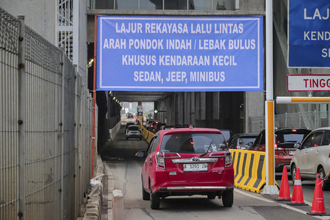 Kendaraan melintas saat pelaksanaan rekayasa lalu lintas di Gerbang Tol (GT) Fatmawati 2 kawasan Jalan TB Simatupang, Jakarta, Selasa (16/9/2025). Foto: Iqbal Firdaus/kumparan