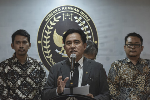 Menteri Koordinator Bidang Hukum, HAM, Imigrasi, dan Pemasyarakatan (Menko Kumham Imipas) Yusril Ihza Mahendra (tengah) bersama Koalisi Masyarakat Sipil memberikan keterangan kepada wartawan usai mengikuti rapat di Jakarta, Selasa (16/9/2025). Foto: Fakhri Hermansyah/ANTARA FOTO