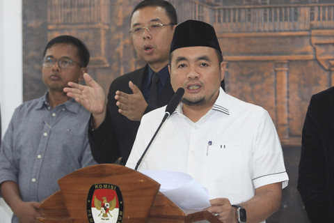 Ketua KPU Mochammad Afifuddin (kanan) bersama komisoner KPU Idham Holik (kiri) menyampaikan keterangan kepada wartawan soal aturan terkait dokumen persyaratan capres-cawapres di Kantor KPU, Jakarta, Selasa (16/9/2025). Foto: Reno Esnir/ANTARA FOTO