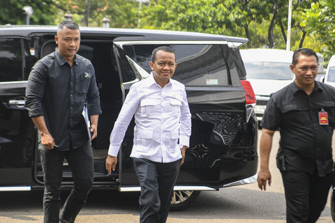Menteri ESDM Bahlil Lahadalia berjalan saat akan mengikuti rapat terbatas (ratas) dengan Presiden Prabowo Subianto di Istana Negara, Jakarta, Selasa (16/9/2025). Foto: Muhammad Adimaja/ANTARA FOTO
