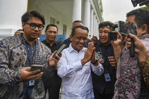 Menteri ESDM Bahlil Lahadalia berjalan saat akan mengikuti rapat terbatas (ratas) dengan Presiden Prabowo Subianto di Istana Negara, Jakarta, Selasa (16/9/2025). Foto: Muhammad Adimaja/ANTARA FOTO