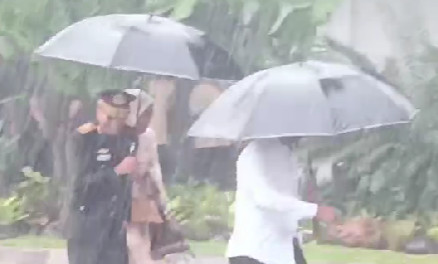 Mantan Wakapolri Komjen Pol (purn) Ahmad Dhofiri tiba di Istana Negara, Jakarta Pusat, Rabu (17/9) di tengah kabar Prabowo akan melantik sejumlah pejabat baru di Kabinet Merah Putih.  Foto: Zamachsyari/kumparan