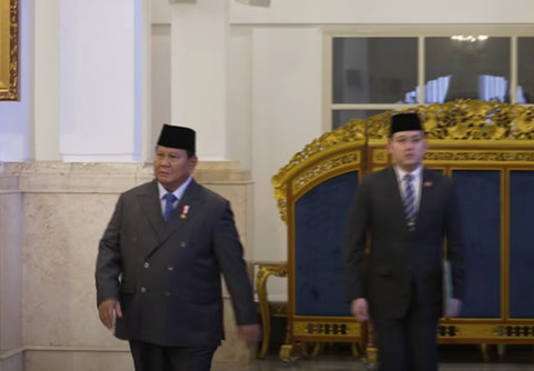 Presiden Prabowo memasuki ruang pelantikan menteri tanpa didampingi Wapres Gibran, Rabu (17/9/2025). Foto: YouTube/ Sekretariat Presiden