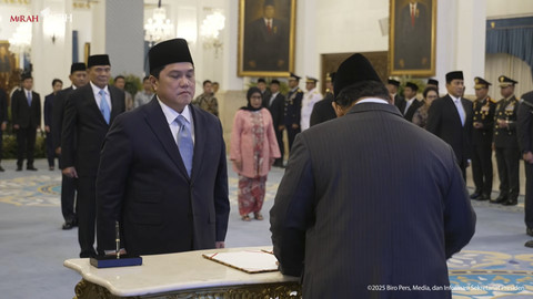 Presiden Prabowo Subianto melantik Erick Thohir menjadi Menteri Pemuda dan Olahraga saat pelantikan menteri Kabinet Merah Putih di Istana Negara, Jakarta, Rabu (17/9/2025). Foto: YouTube/ Sekretariat Presiden