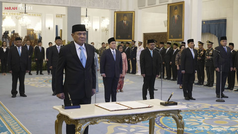 Presiden Prabowo Subianto melantik Djamari Chaniago sebagai Menko Polkam saat upacara pelantikan di Istana Negara, Jakarta, Rabu (17/9/2025). Foto: YouTube/ Sekretariat Presiden