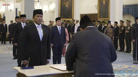 Presiden Prabowo Subianto melantik Ahmad Dofiri menjadi Penasihat Khusus Presiden Bidang Kamtibmas dan Reformasi Kepolisian di Istana Negara, Jakarta, Rabu (17/9/2025). Foto: YouTube/ Sekretariat Presiden