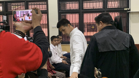 Terdakwa Jonathan Frizzy menjalani sidang lanjutan kasus dugaan penyalahgunaan vape berisi obat keras di Pengadilan Negeri (PN) Tangerang, Rabu (17/9/2025). Foto: Vincentius Mario/kumparan