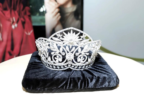 Mahkota Miss Universe Singapura 2025 rancangan Naomi Julia Soegianto. Foto: Dok. Tim Muara Bagdja
