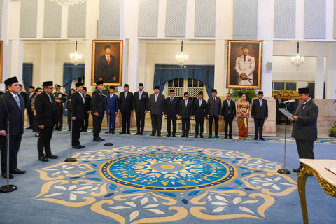 Presiden Prabowo Subianto (kanan) membacakan sumpah jabatan saat melantik menteri dan wakil menteri Kabinet Merah Putih di Istana Negara, Jakarta, Rabu (17/9/2025). Foto: Muhammad Adimaja/ANTARA FOTO