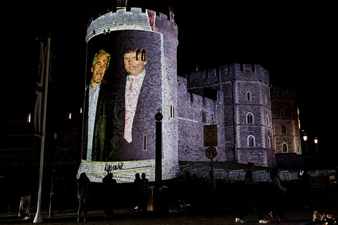 Gambar Presiden AS Donald Trump bersama pemodal yang dipermalukan Jeffrey Epstein diproyeksikan oleh kelompok kampanye Led By Donkeys di kastil Windsor, Inggris, Selasa (16/9/2025). Foto: Phil Noble/REUTERS