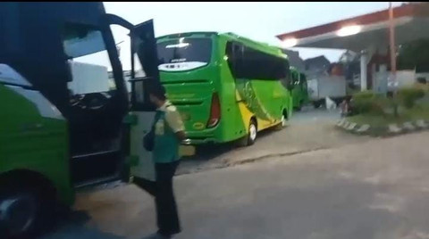 Antrian truk dan bus di sejumlah SPBU di Lampung. | Foto: Istimewa