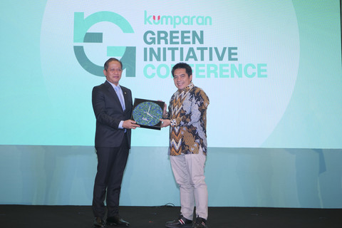 Pemimpin Redaksi kumparan Arifin Asydhad memberikan cinderamata kepada Menteri Lingkungan Hidup Hanif Faisol Nurofiq saat menghadiri kumparan Green Initiative Conference 2025 di Hotel Borobudur, Jakarta, Kamis (18/9/2025). Foto: Wahyu/kumparan
